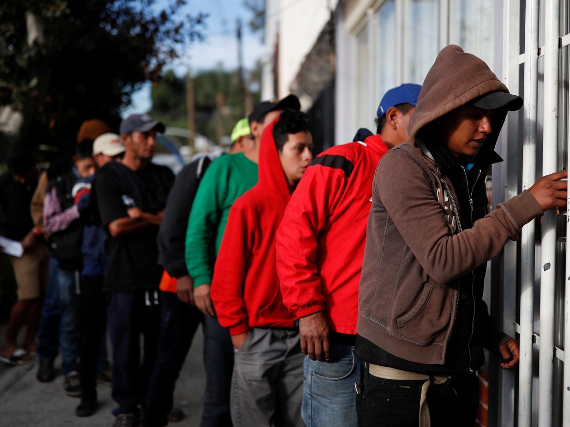 Они близко: "караван мигрантов" добрался до границы Мексики и США