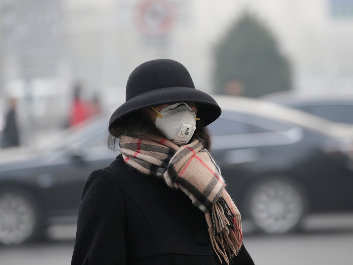 Китай накрыло: едкий смог окутал 79 городов и мешает людям дышать