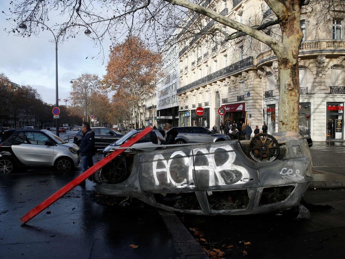 Протесты "жёлтых жилетов" разрушили половину Парижа. Политики винят правых