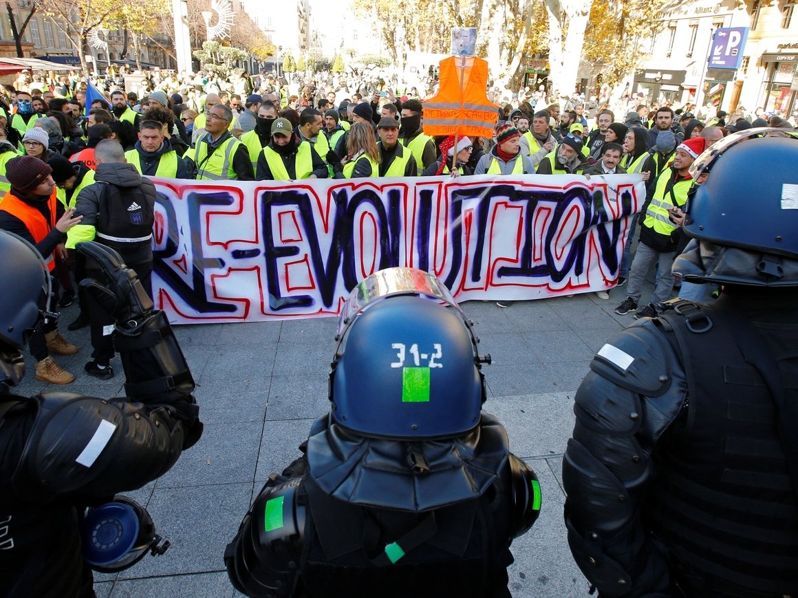 Фото "жёлтых жилетов" во Франции: бронемашины, полиция и тысячи протестующих