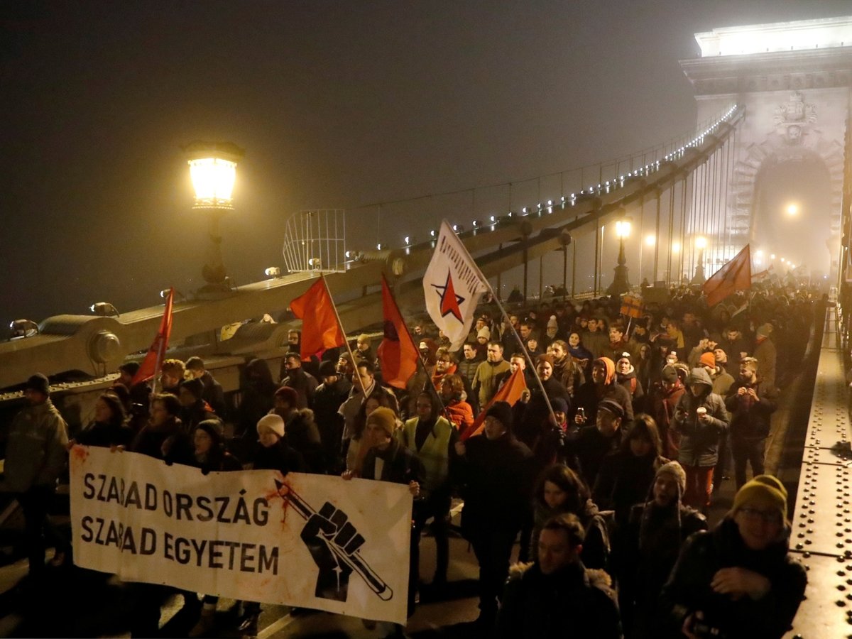 В Венгрии уже третий день проходят демонстрации против "рабского закона" 