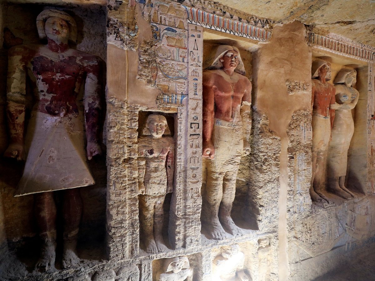В Египте нашли хорошо сохранившуюся гробницу с цветными статуями. Ей 4400 лет