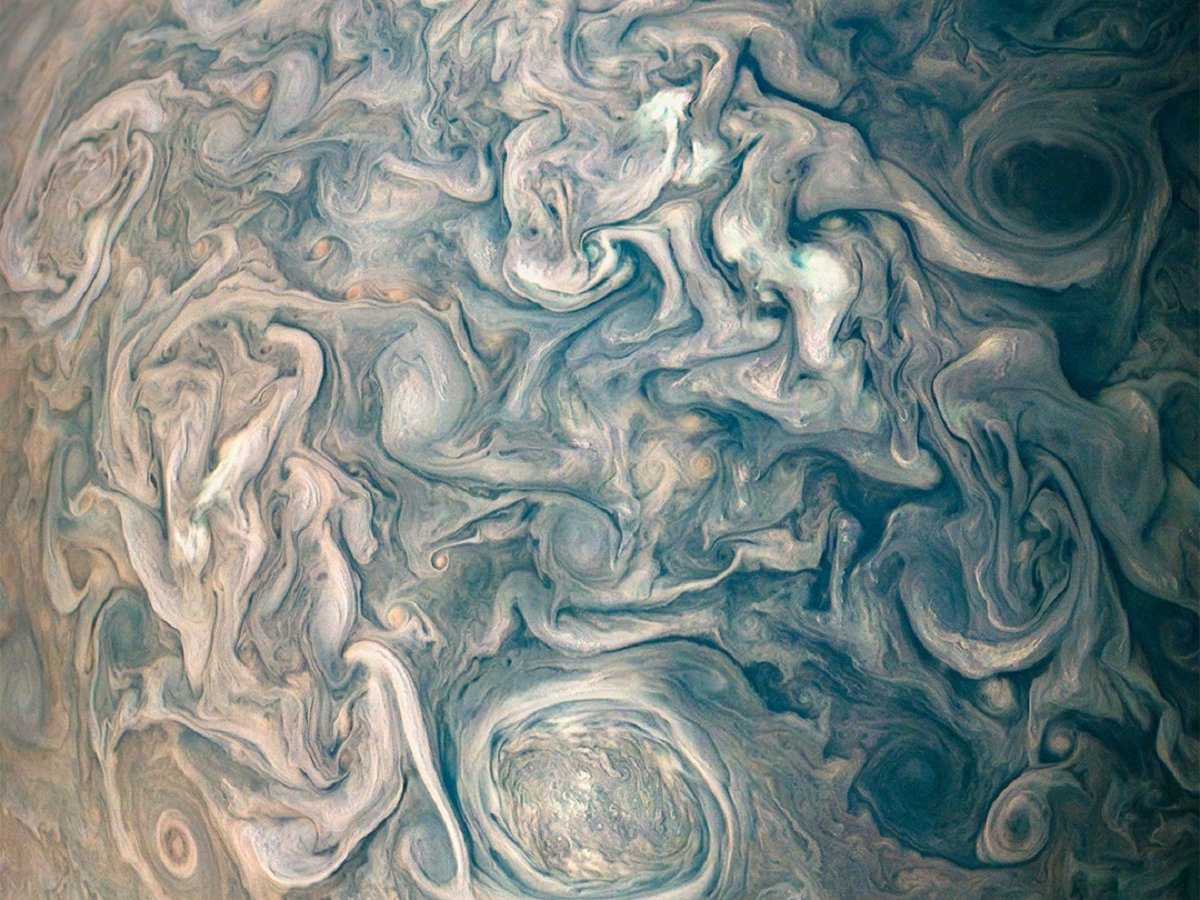 Что "Юнона" увидела в облаках Юпитера? А что увидели земляне? (фото)