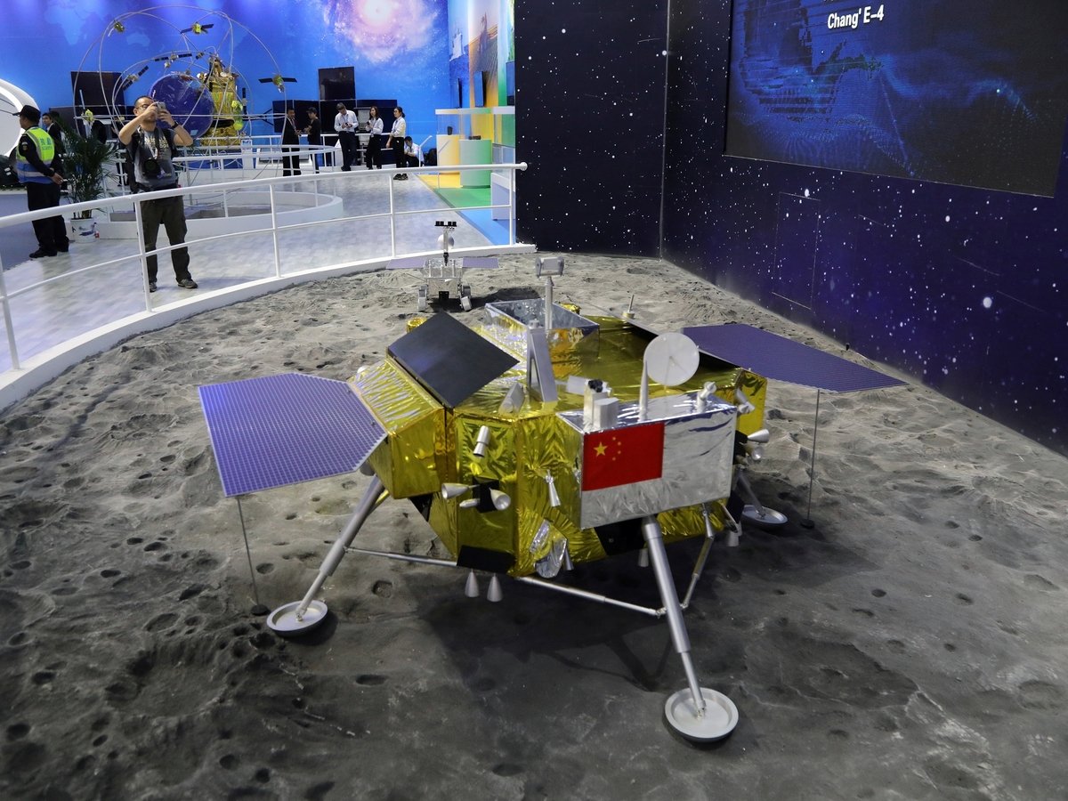 Китайский зонд приземлился на обратной стороне Луны и прислал первое фото