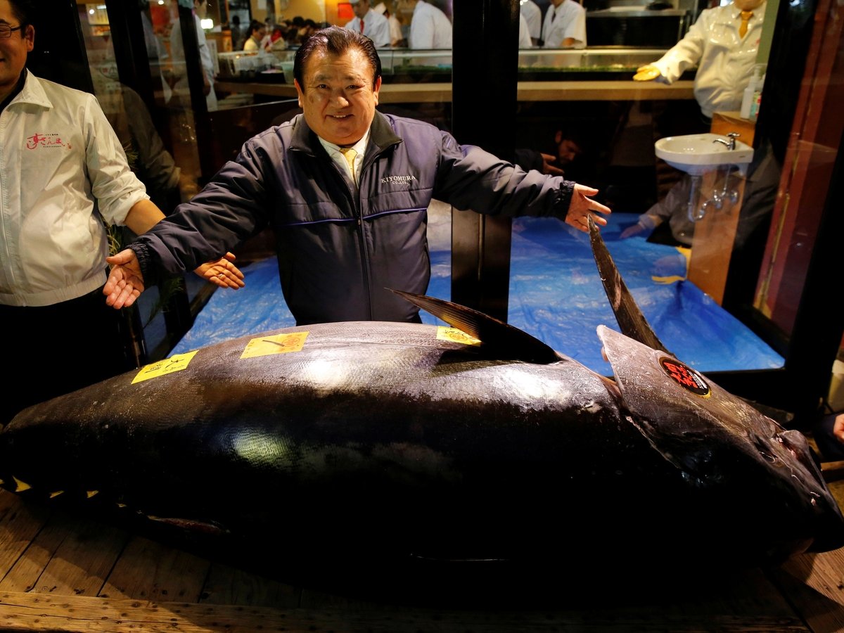 Японский "король суши" заплатил $3 миллиона за гигантского голубого тунца 
