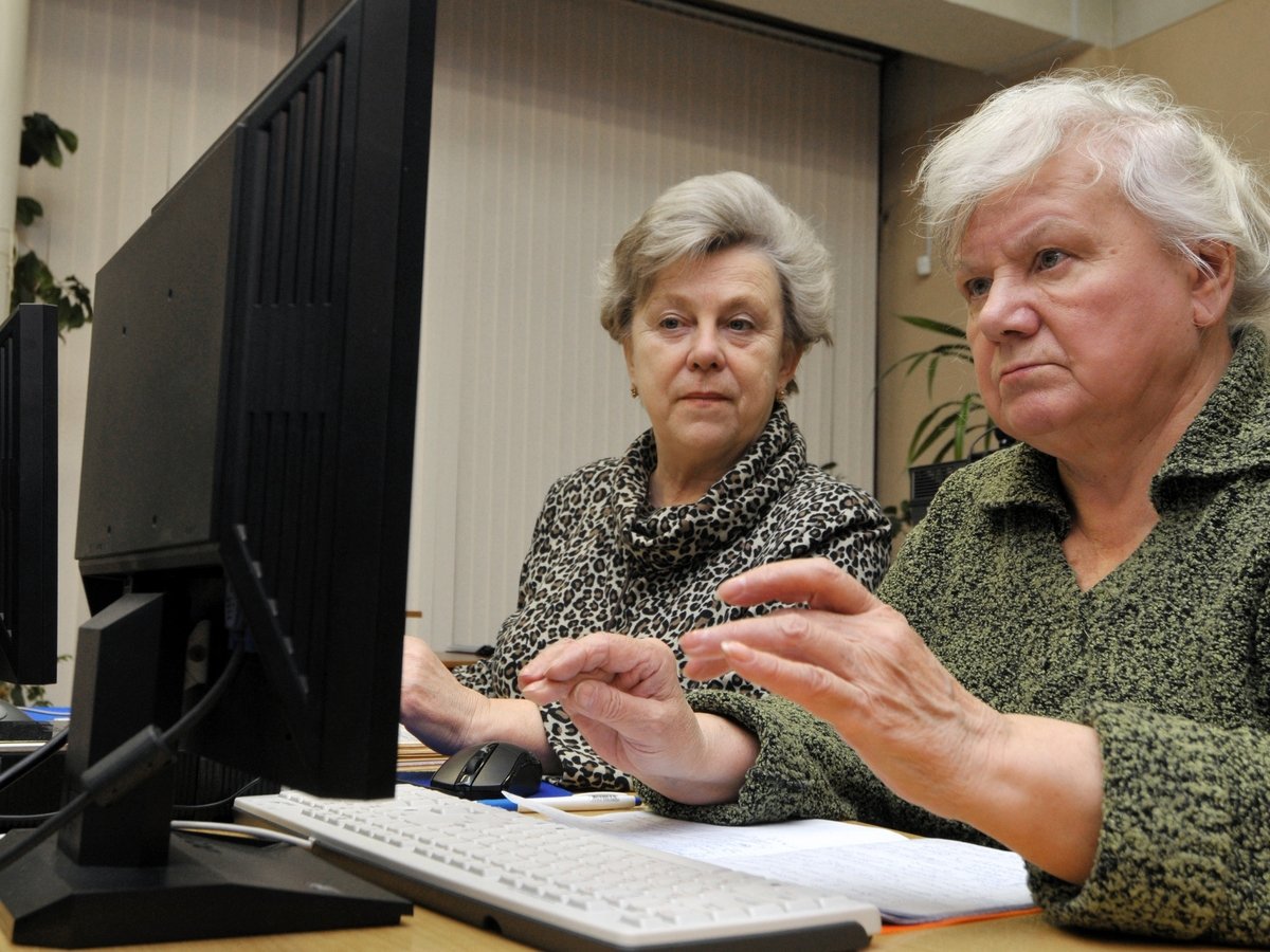 Американские пенсионеры чаще всех постят фейковые новости в Facebook