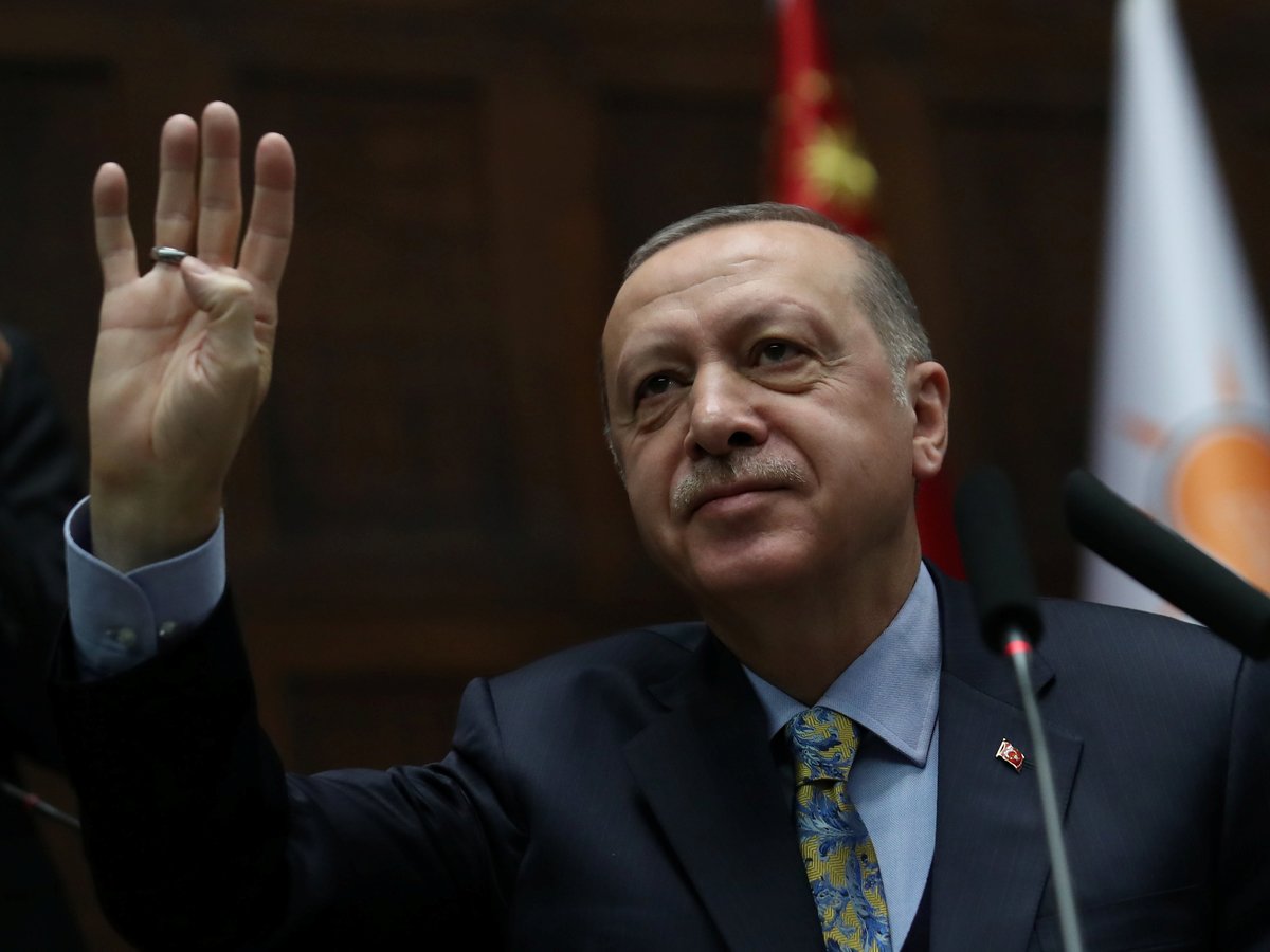 Президент Турции не боится угроз США. Но на всякий случай оставит курдов в покое