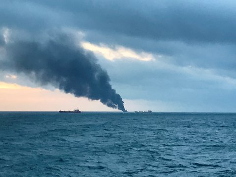В Керченском проливе сгорели 2 судна Танзании. Рассказываем, что произошло