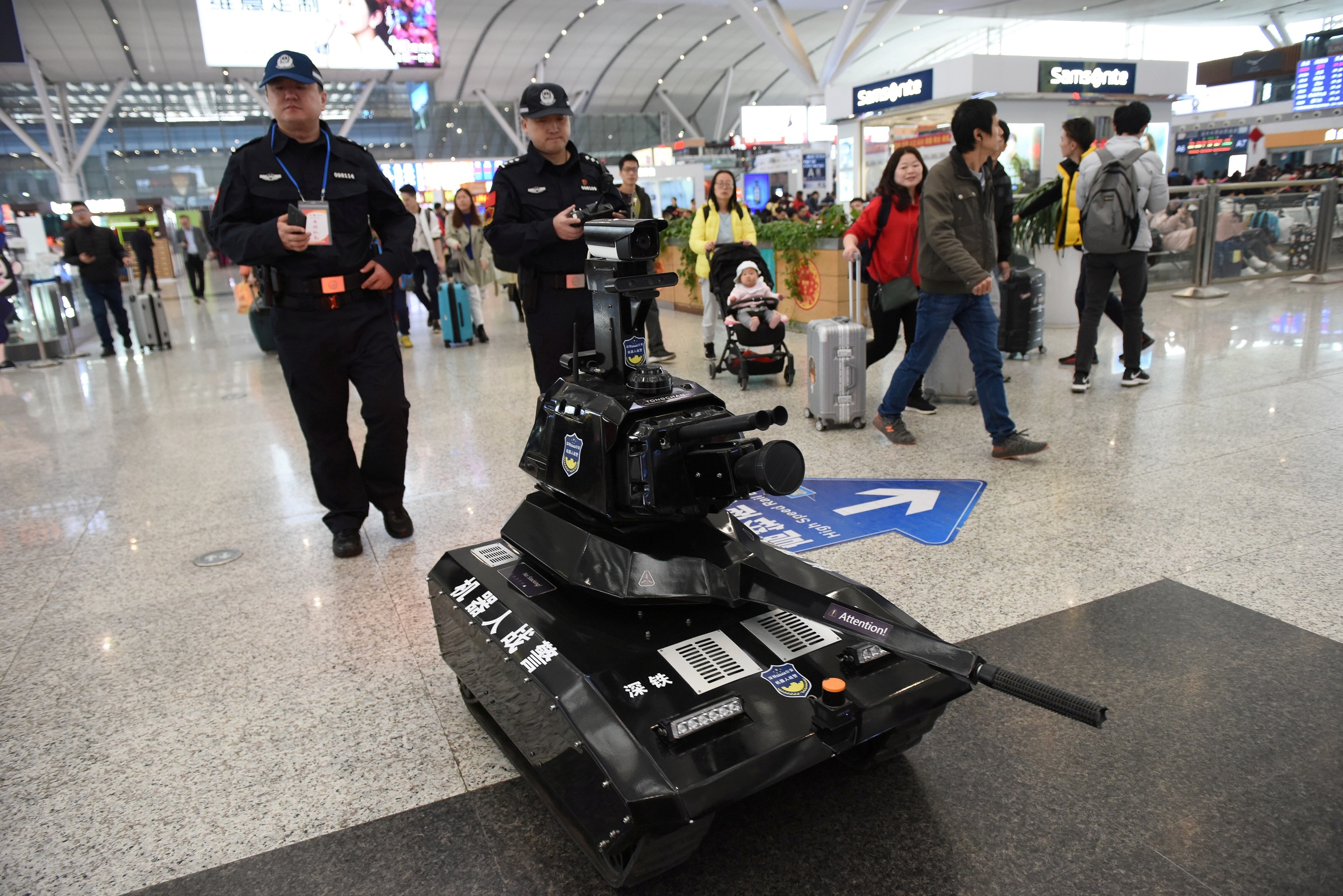 Полицейские водят танк по аэропорту, чтобы все чувствовали себя в безопасности