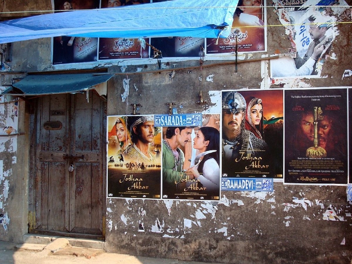 Бесконечная любовь индийцев к болливудским фильмам доводит до кражи молока