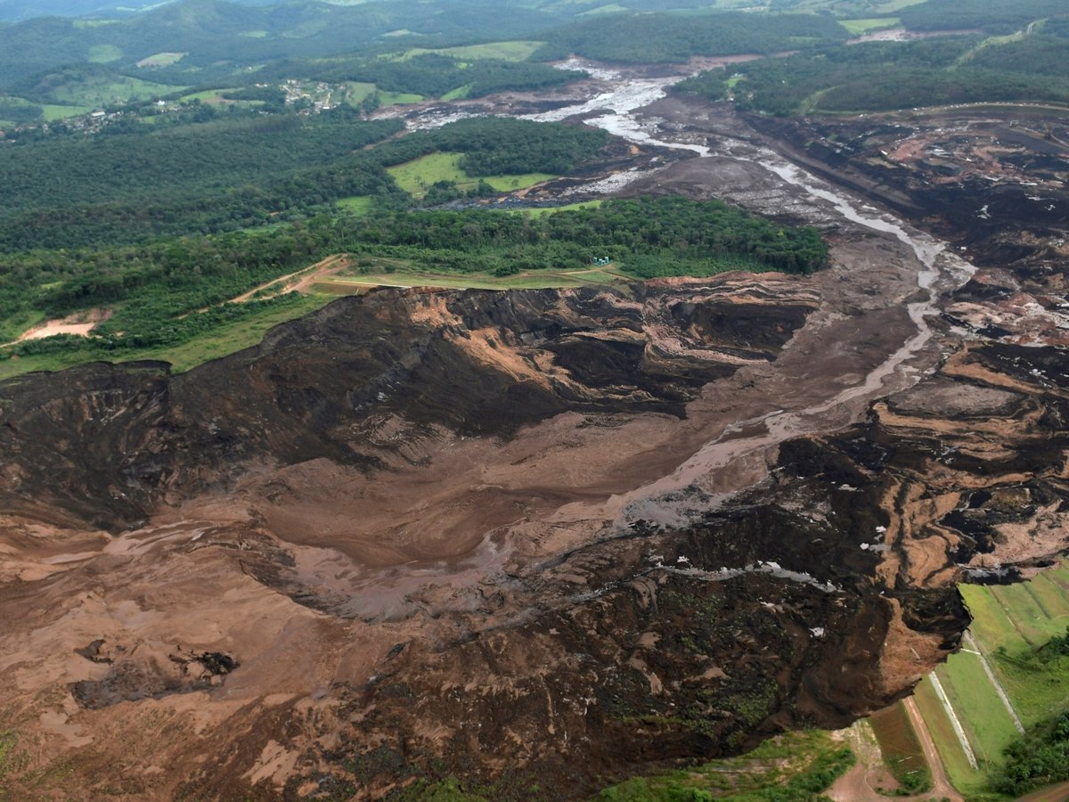 В Бразилии произошел прорыв плотины с токсичными отходами (фото)