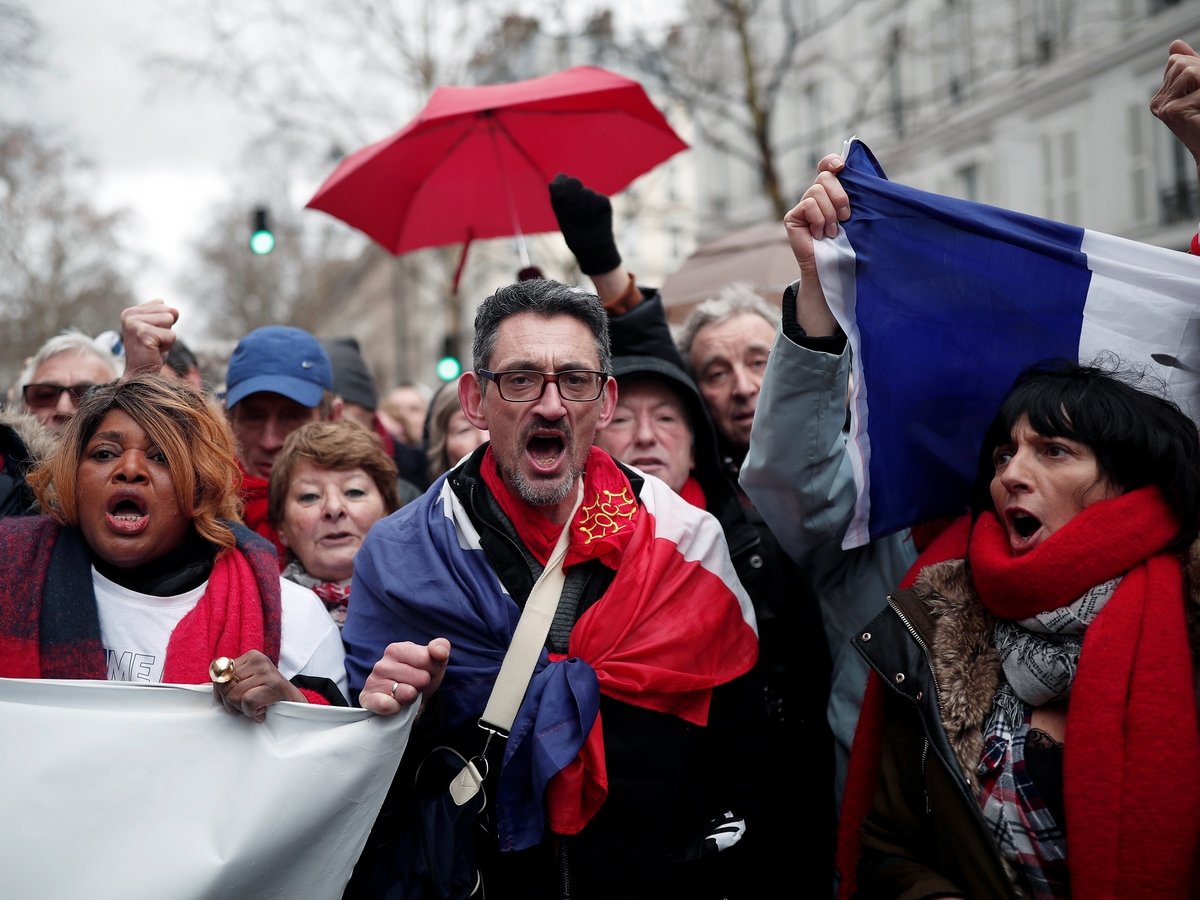 Во Франции против "жёлтых жилетов" протестуют "красные платки". Кто это?