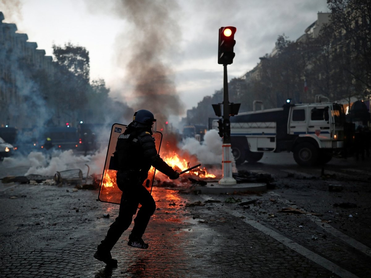 Протесты в Париже: десятки тысяч человек хотят отставки Эмманюэля Макрона 