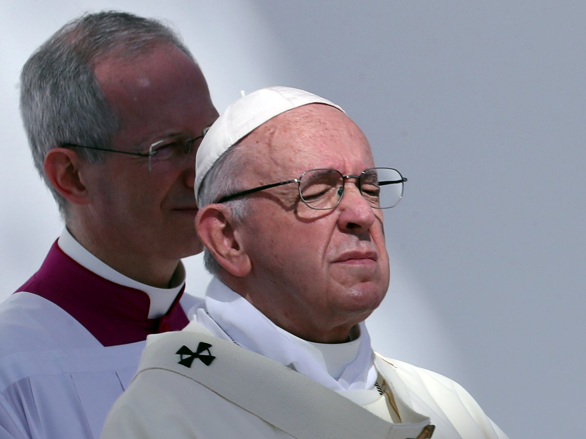 Папа Римский обещал сесть на веганскую диету за $1 миллион