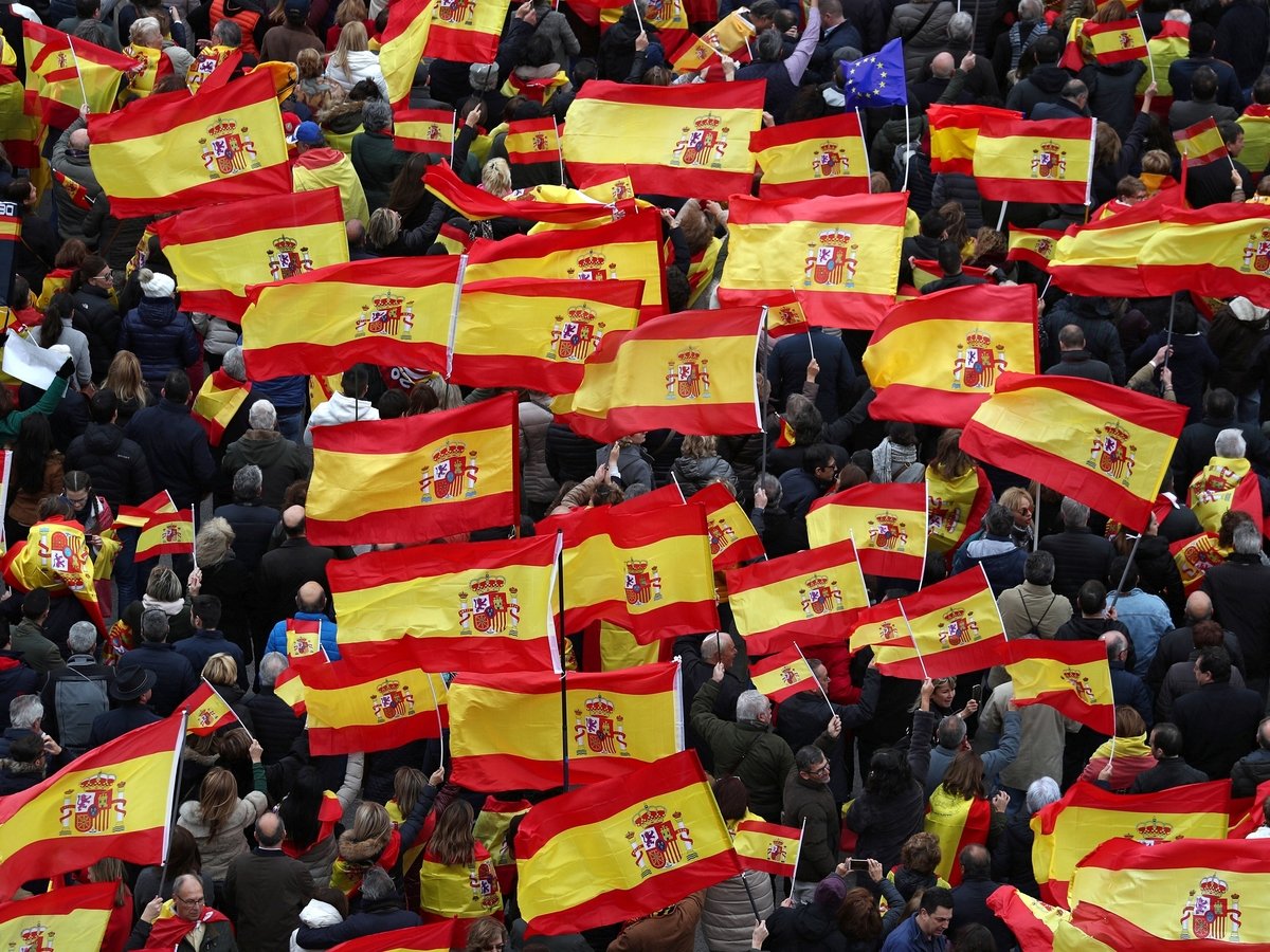 50 000 испанцев протестуют против политики премьера в отношении Каталонии