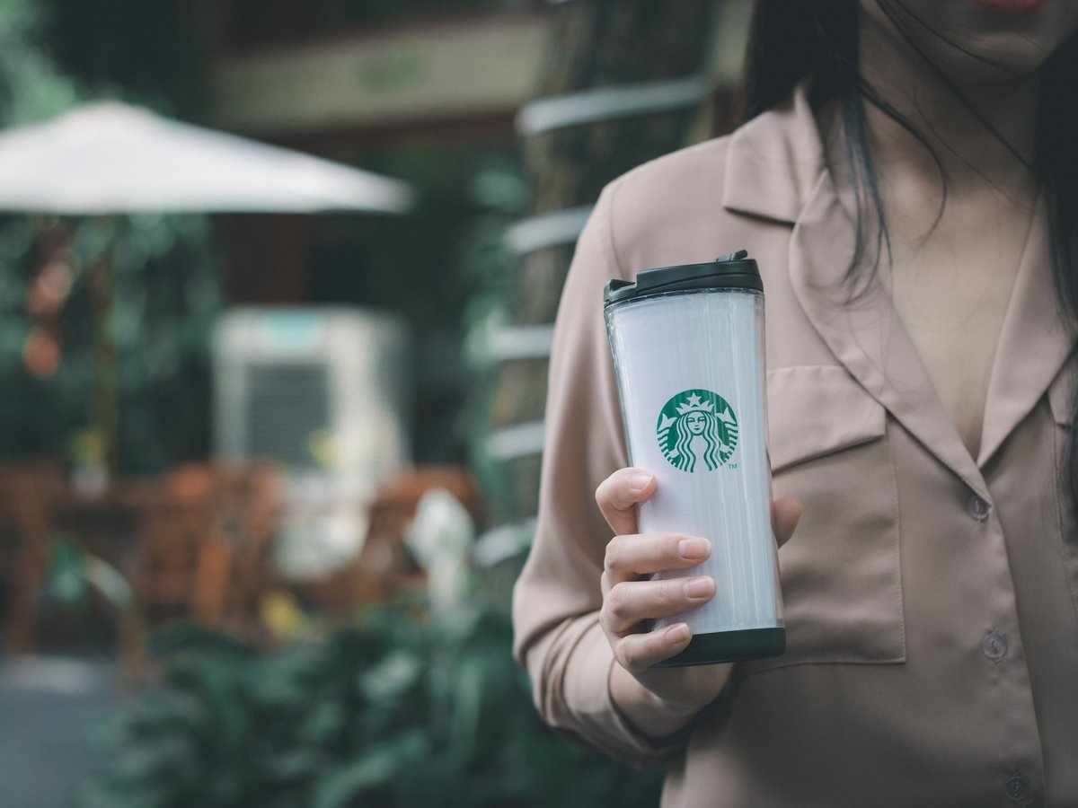 Лапки раздора: в Китае посетители Starbucks передрались из-за новых кружек