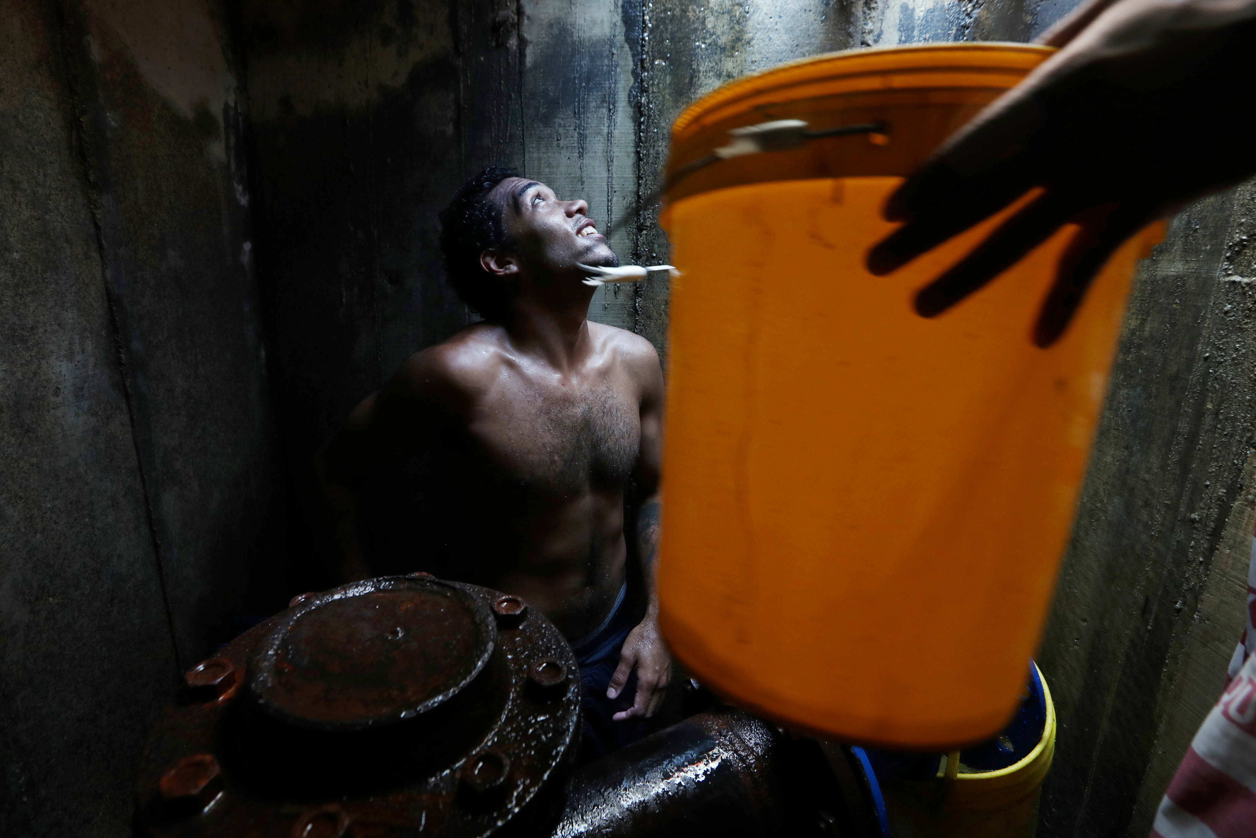 Венесуэльцы пытаются сцедить воду из подземной трубы
