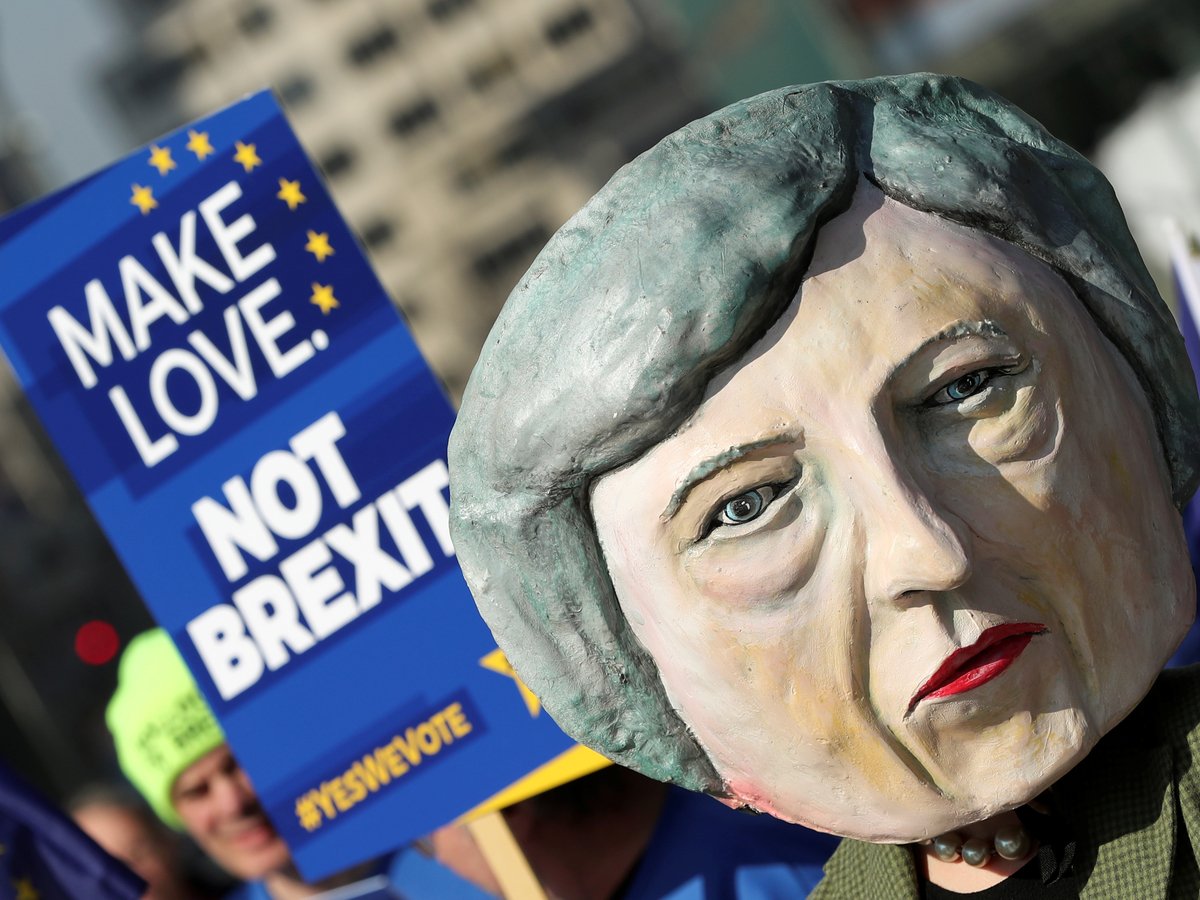 3,6 миллиона британцев попросили Терезу Мэй оставить Англию в ЕС. Она отказалась