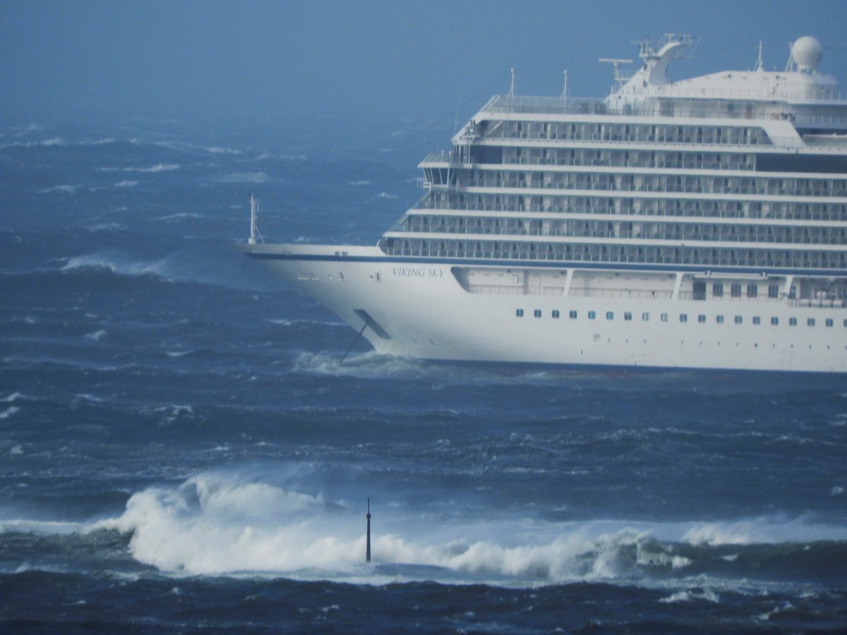 Лайнер попал в шторм у берегов Норвегии. 1300 человек спасали на вертолётах 