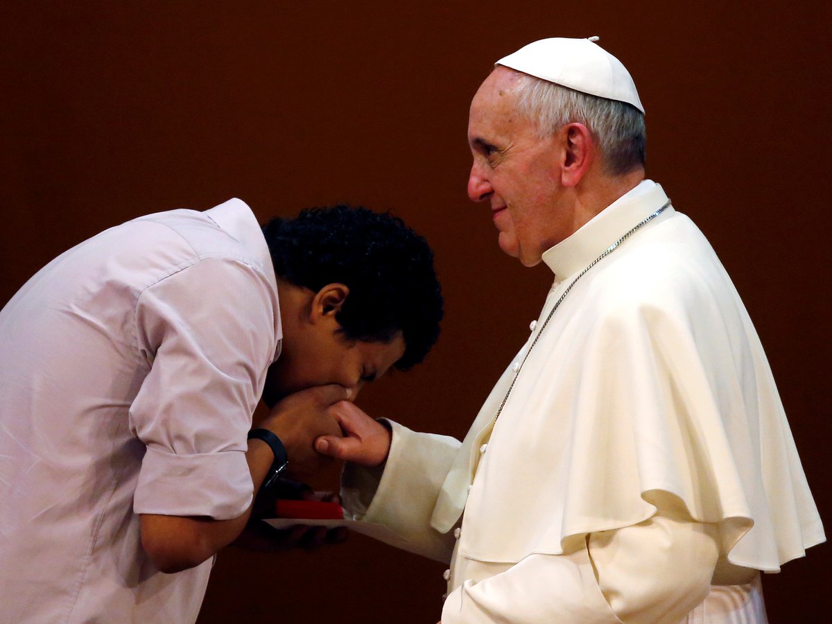 Папа Римский никому не даёт целовать своё кольцо. Неужто жадничает?
