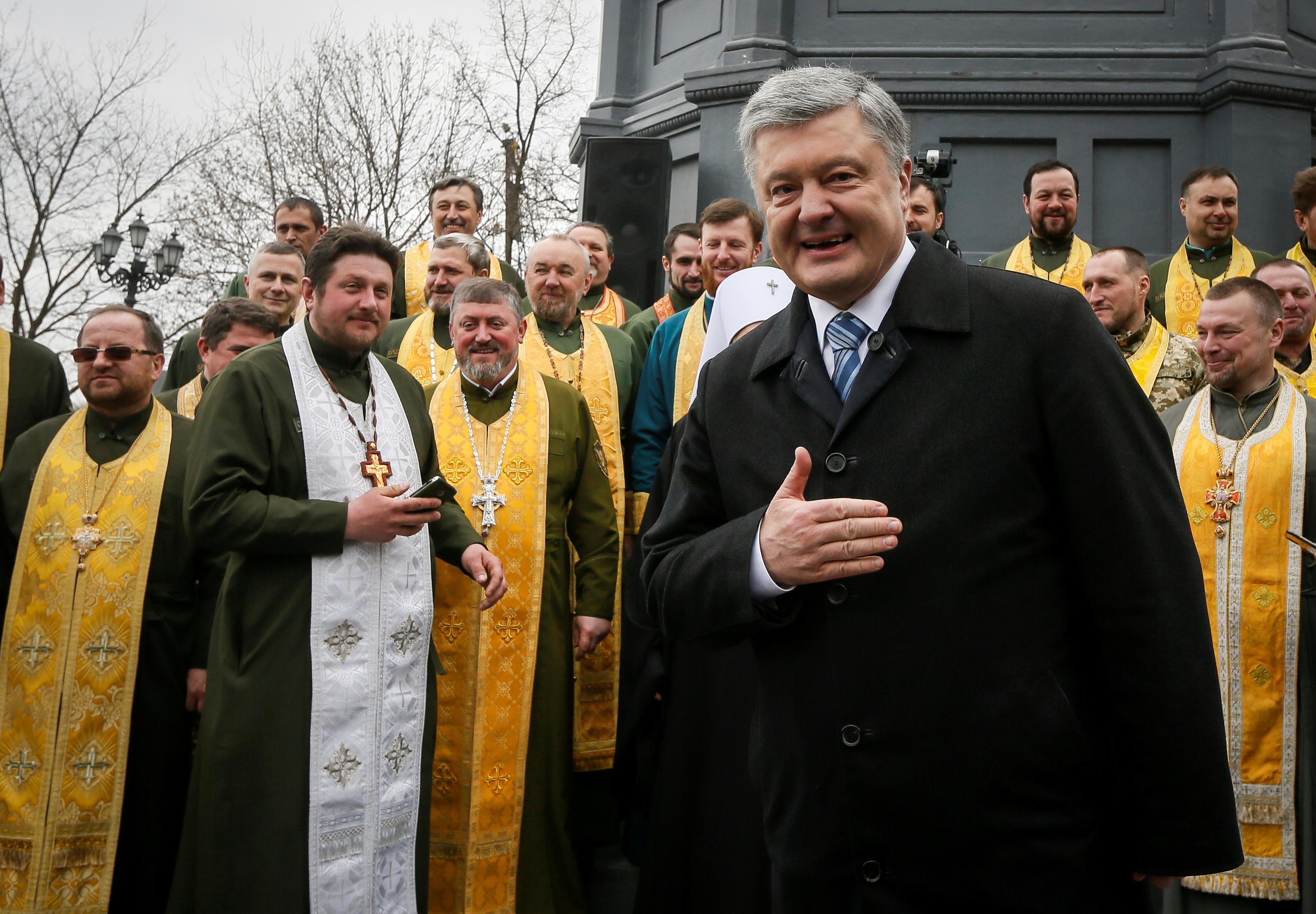 Президент Украины молится за честные выборы