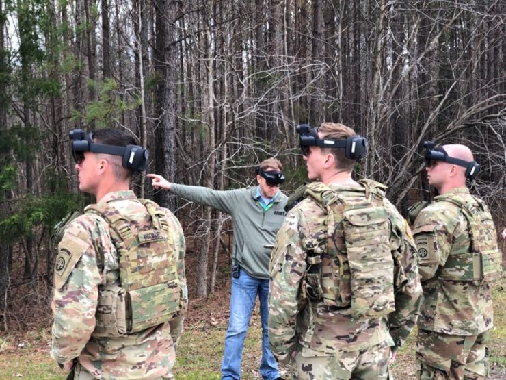 Американские солдаты испытывают AR-шлемы