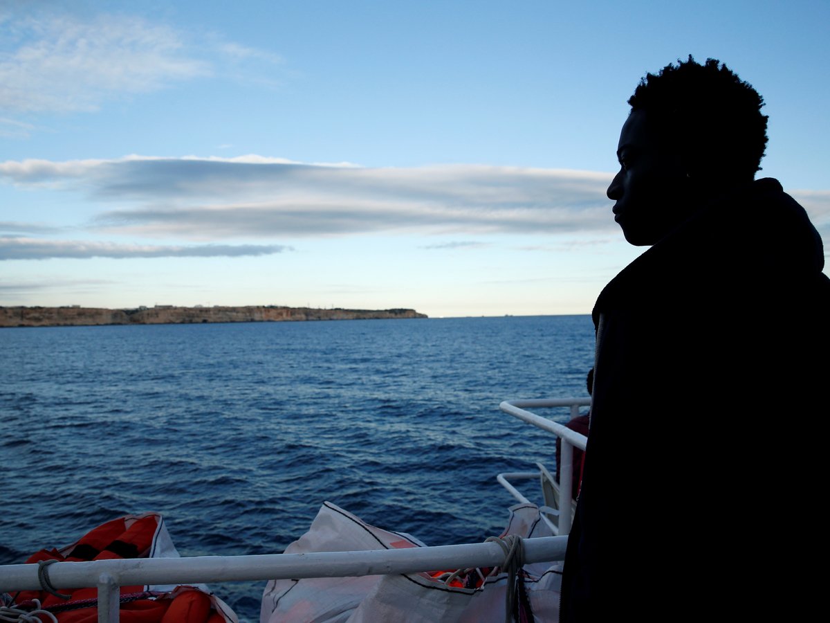 Испанец спас сотни мигрантов из моря — теперь ему грозит 20 лет тюрьмы