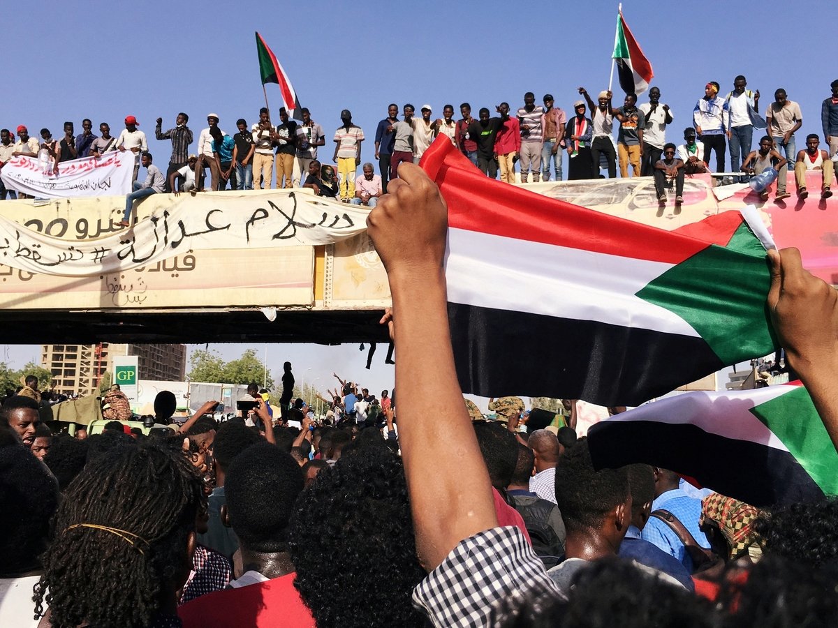 Жители Судана ждут сообщений от армии. Что происходит в стране?