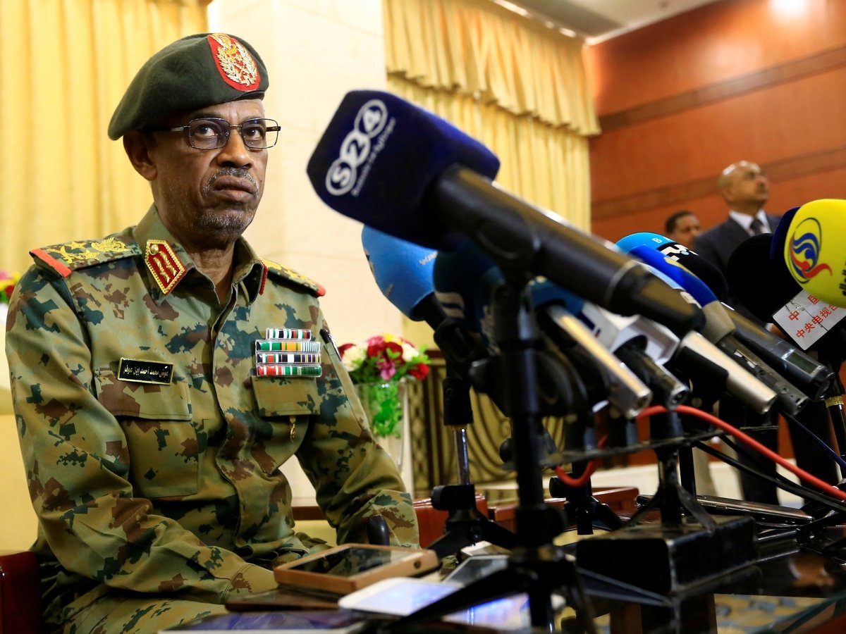 Лидер переворота в Судане ушёл в отставку из-за непрекращающихся протестов