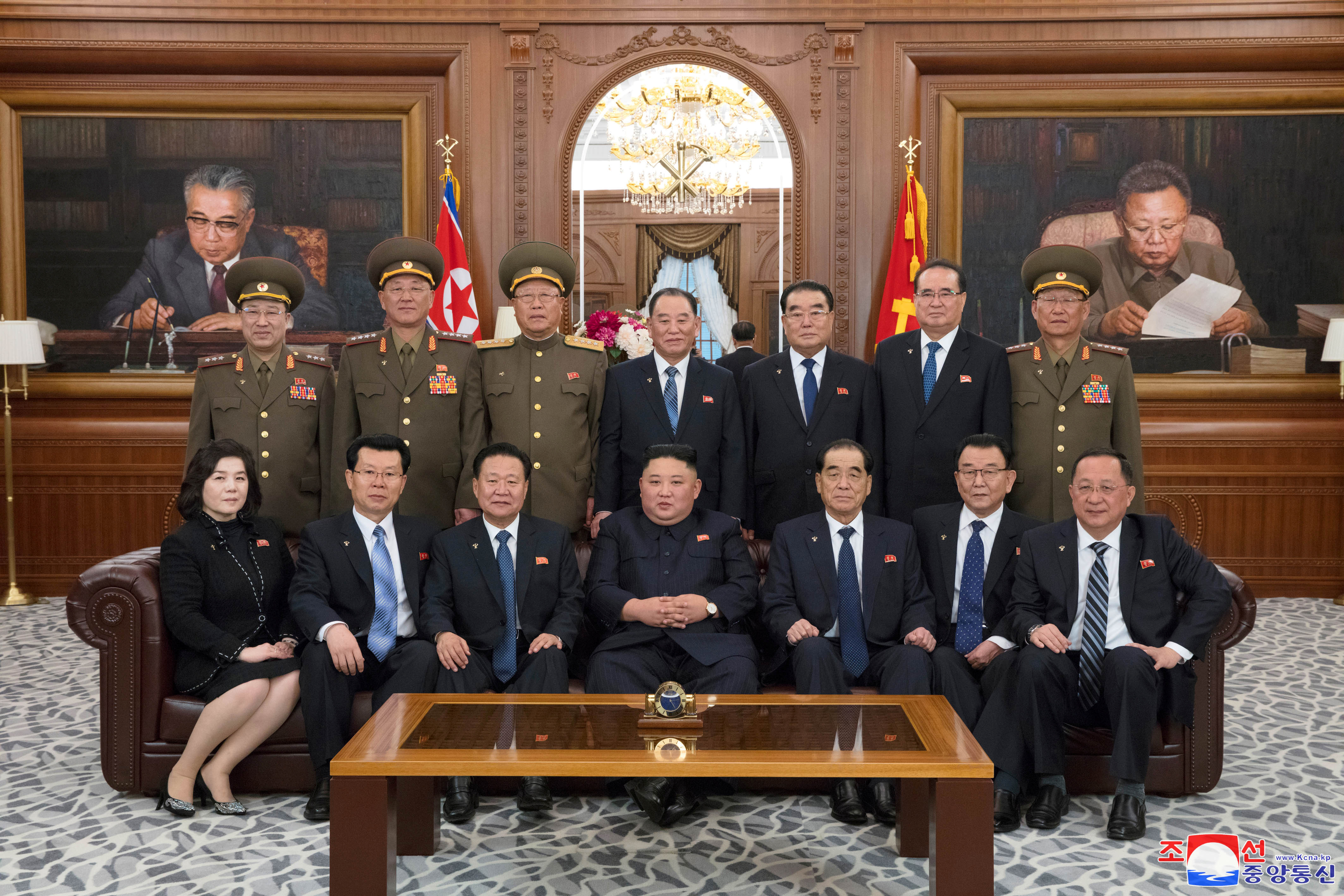 Ким в окружении преданных парламентариев