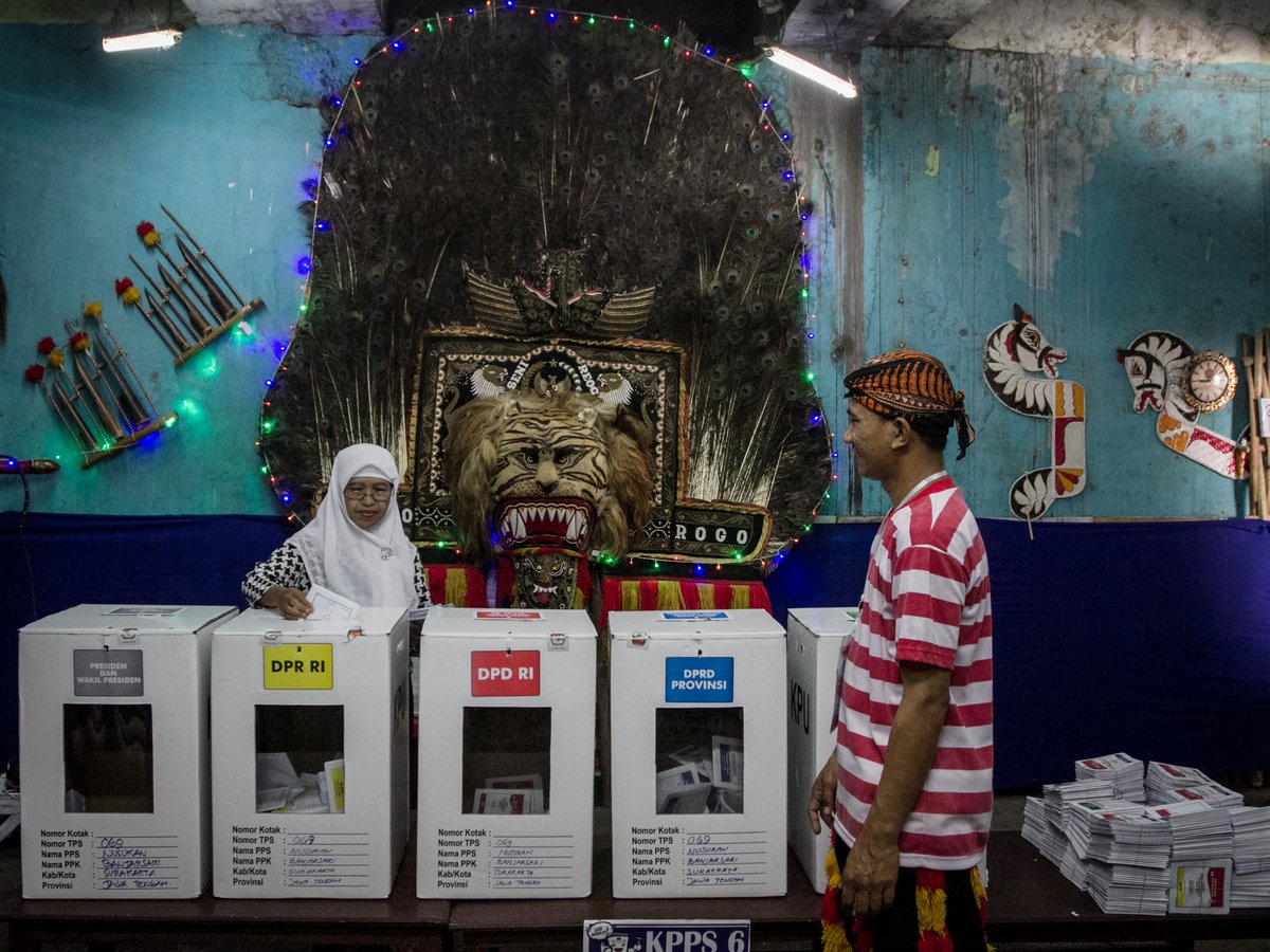 Селфи, скидки и чиновники-супергерои — так проходят выборы в Индонезии (фото)
