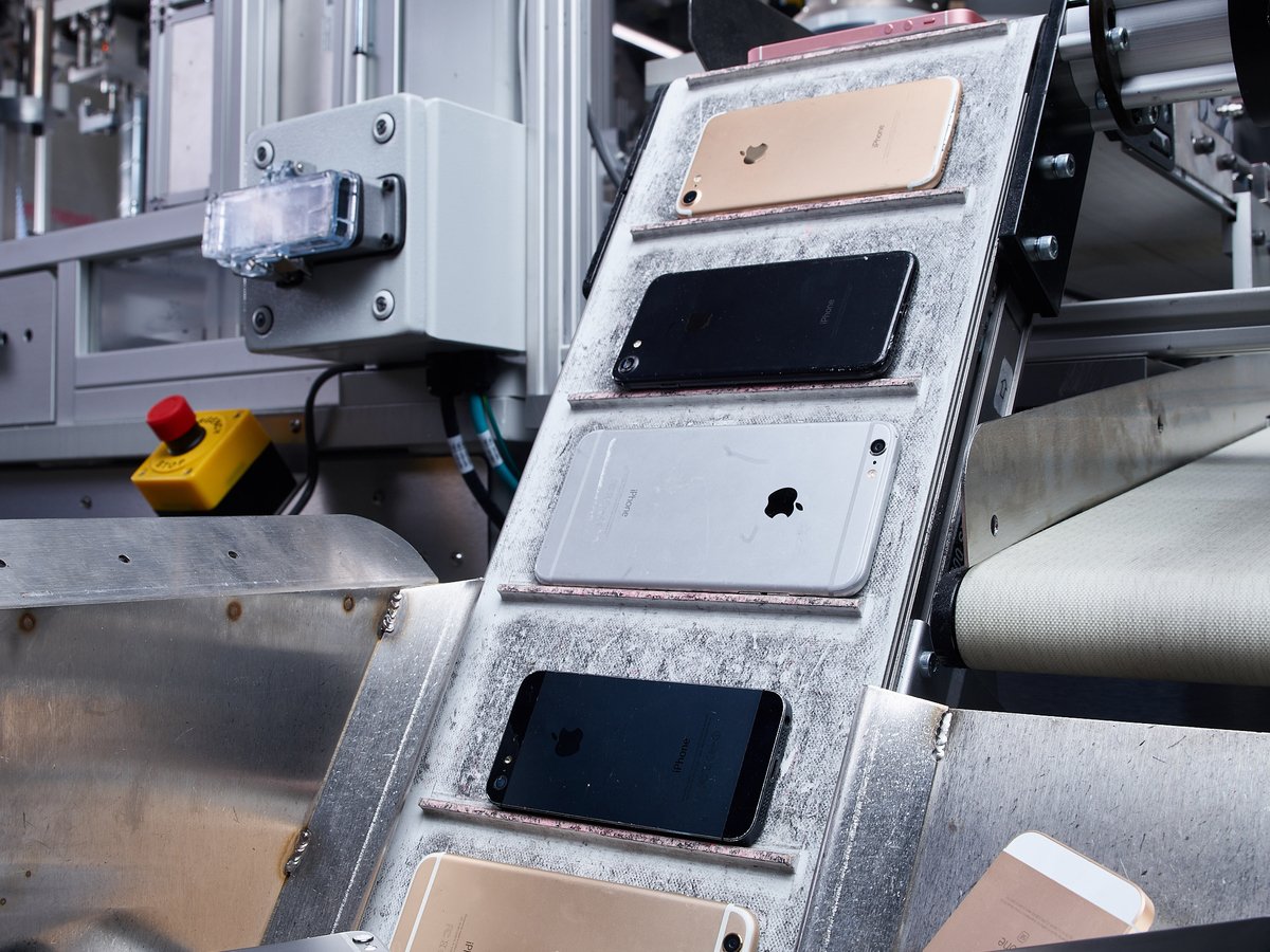 Вторичная переработка: робот Apple разламывает 200 айфонов в час (видео)