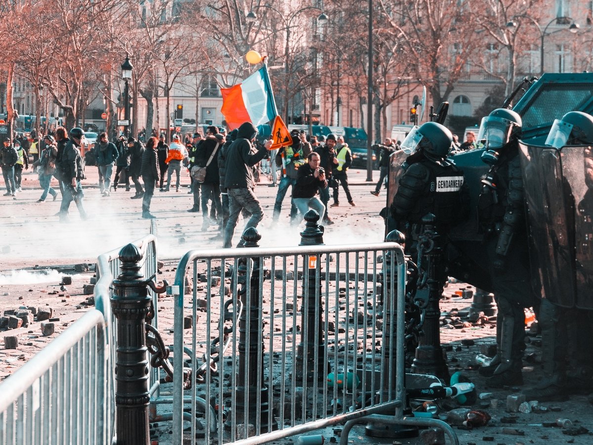 Во Франции гибнут полицейские — беспорядки в стране доводят их до самоубийств