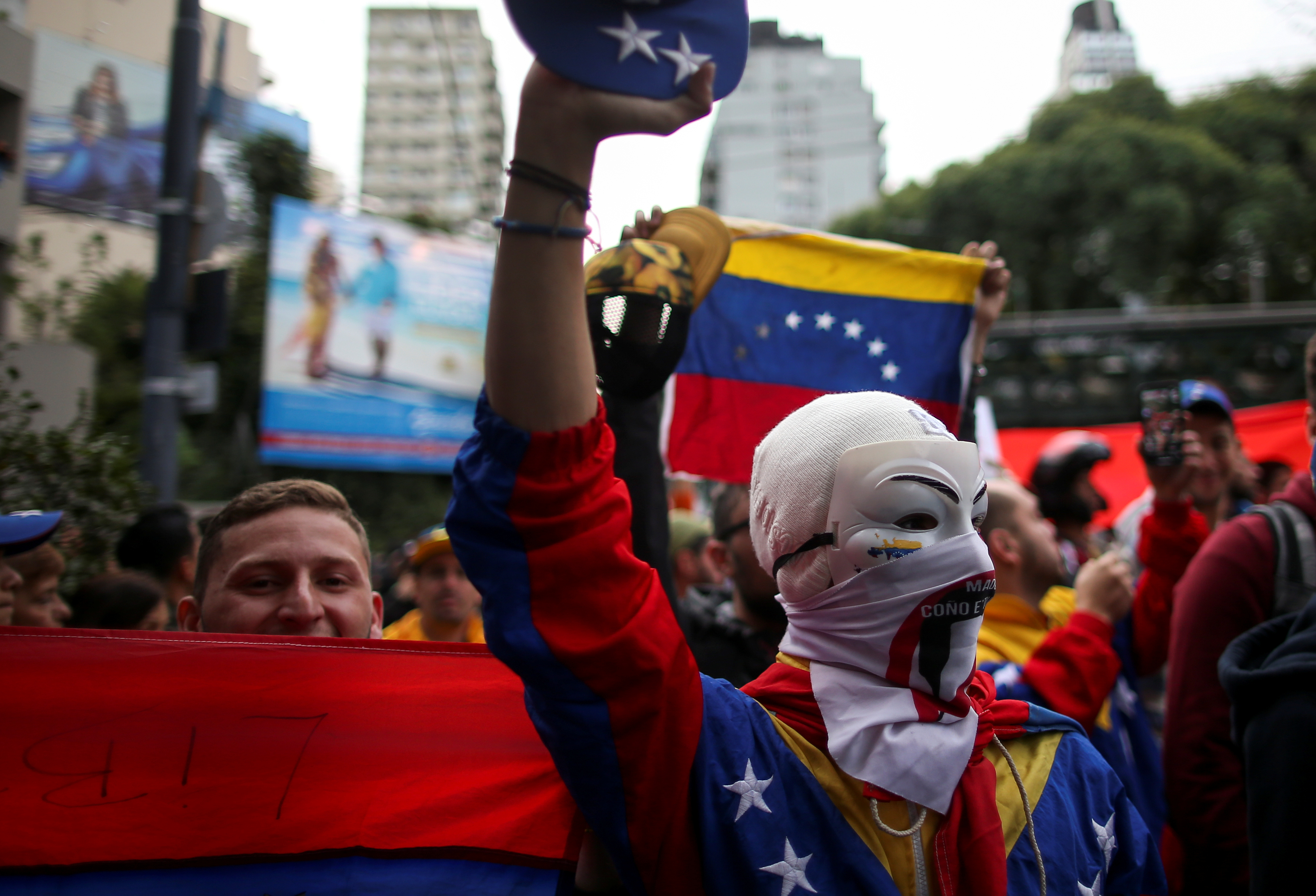 Люди на улицах столицы Венесуэлы