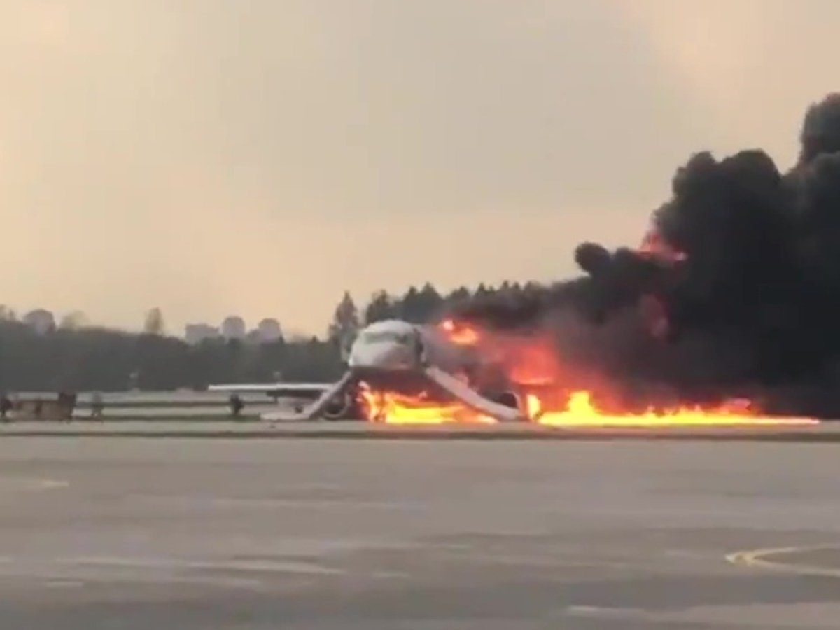 В аэропорту Шереметьево после аварийной посадки сгорел самолёт "Аэрофлота"