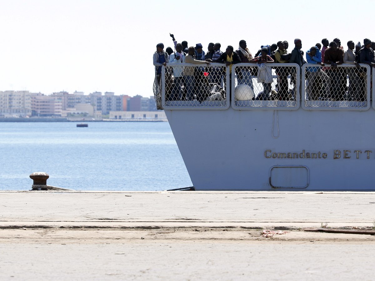 Корабль, на котором утонули сотни мигрантов, теперь экспонат биеннале (видео)