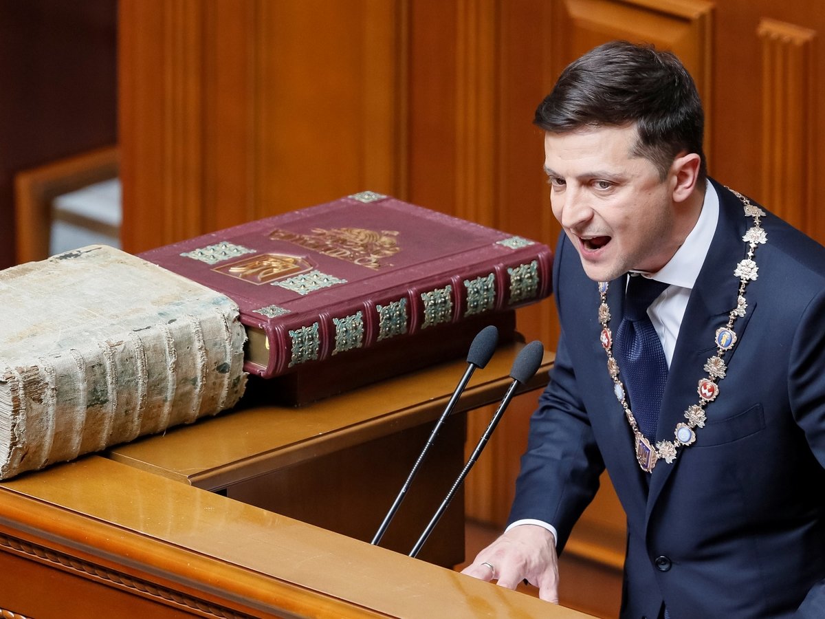 Зеленский вступил в должность президента и тут же распустил Верховную раду