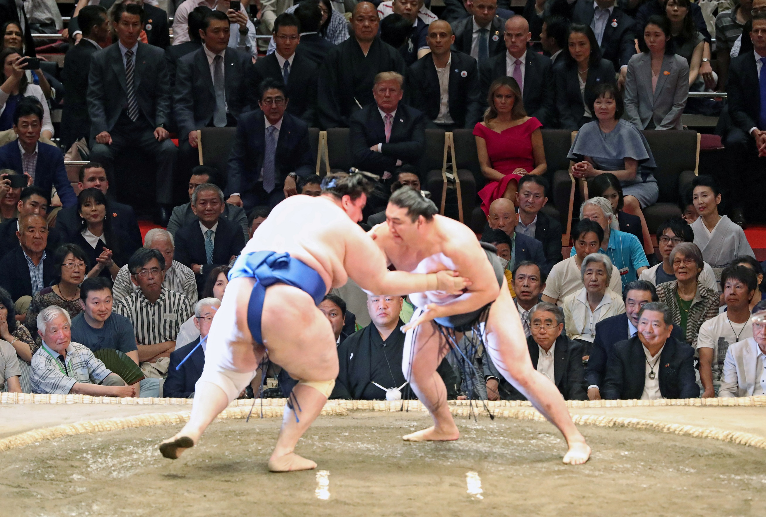 Синдзо Абэ и Дональд Трамп с жёнами смотрят за битвой сумоистов