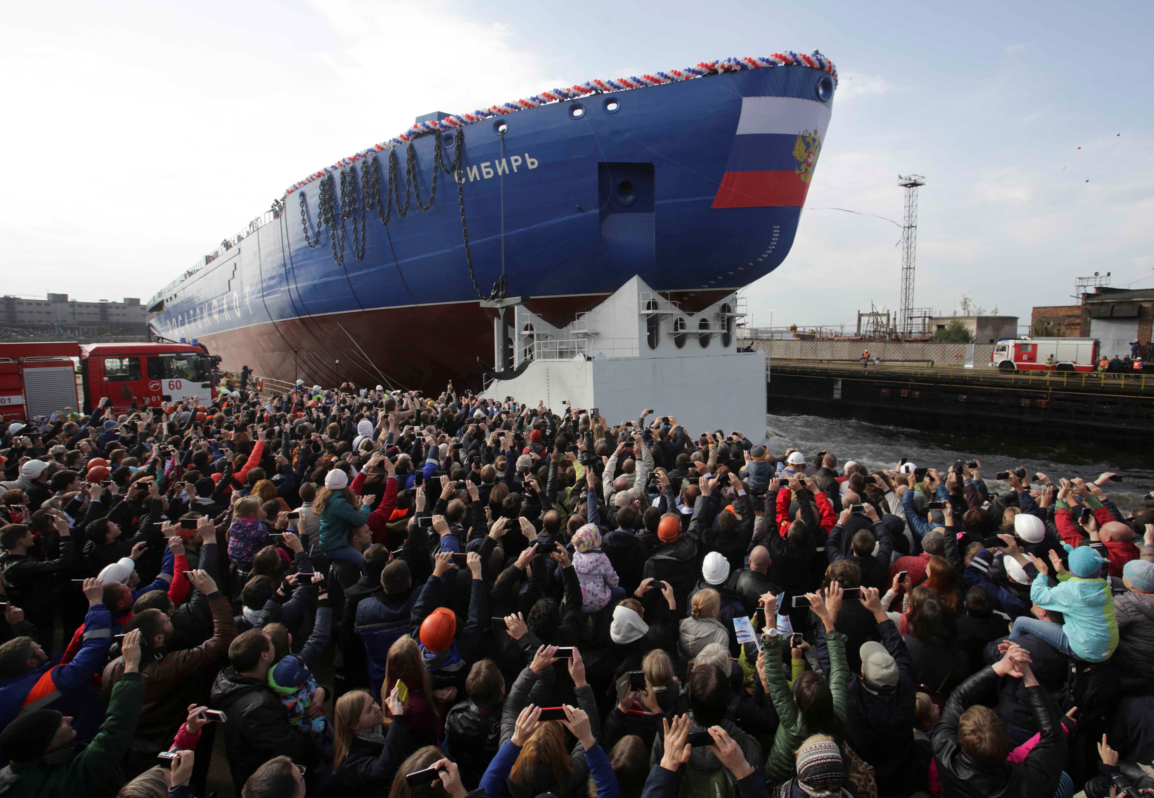 Один из 3-х гигантов — ледокол "Сибирь" спустили на воду в 2017 году