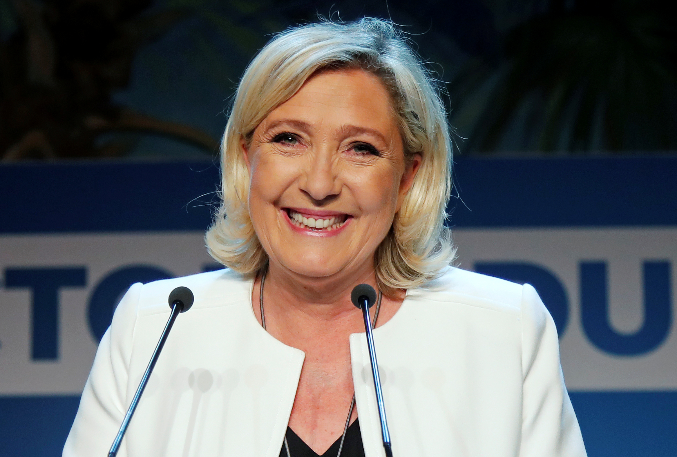 Ле Пен прогонит мигрантов своей лучезарной улыбкой и палками 