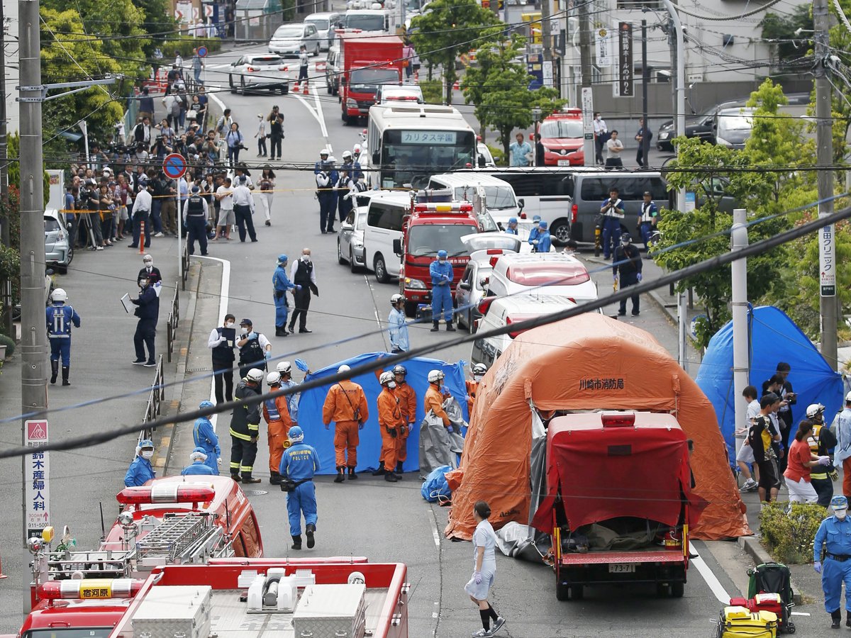 В Японии неизвестный напал на школьниц с ножом. Два человека погибли