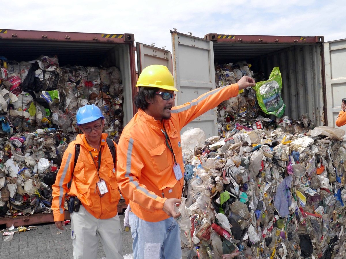 Филиппины возвращают в Канаду тонны мусора. Он гнил в порту 5 лет