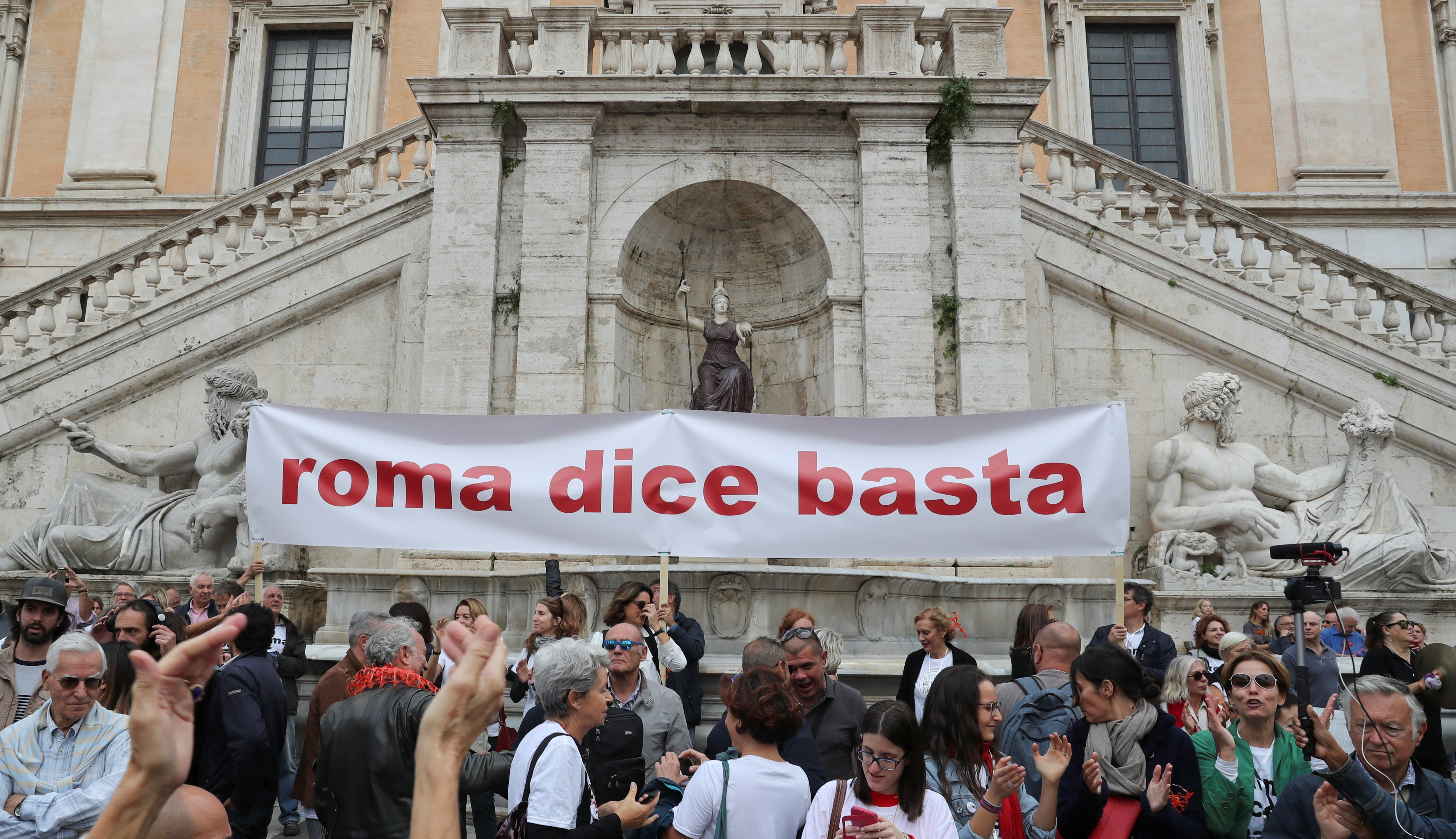 демонстранты с баннером "Рим говорит "Хватит!"