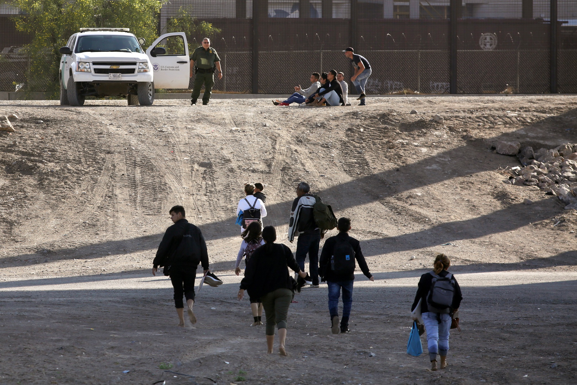 Нелегальные мигранты перебегают границу США