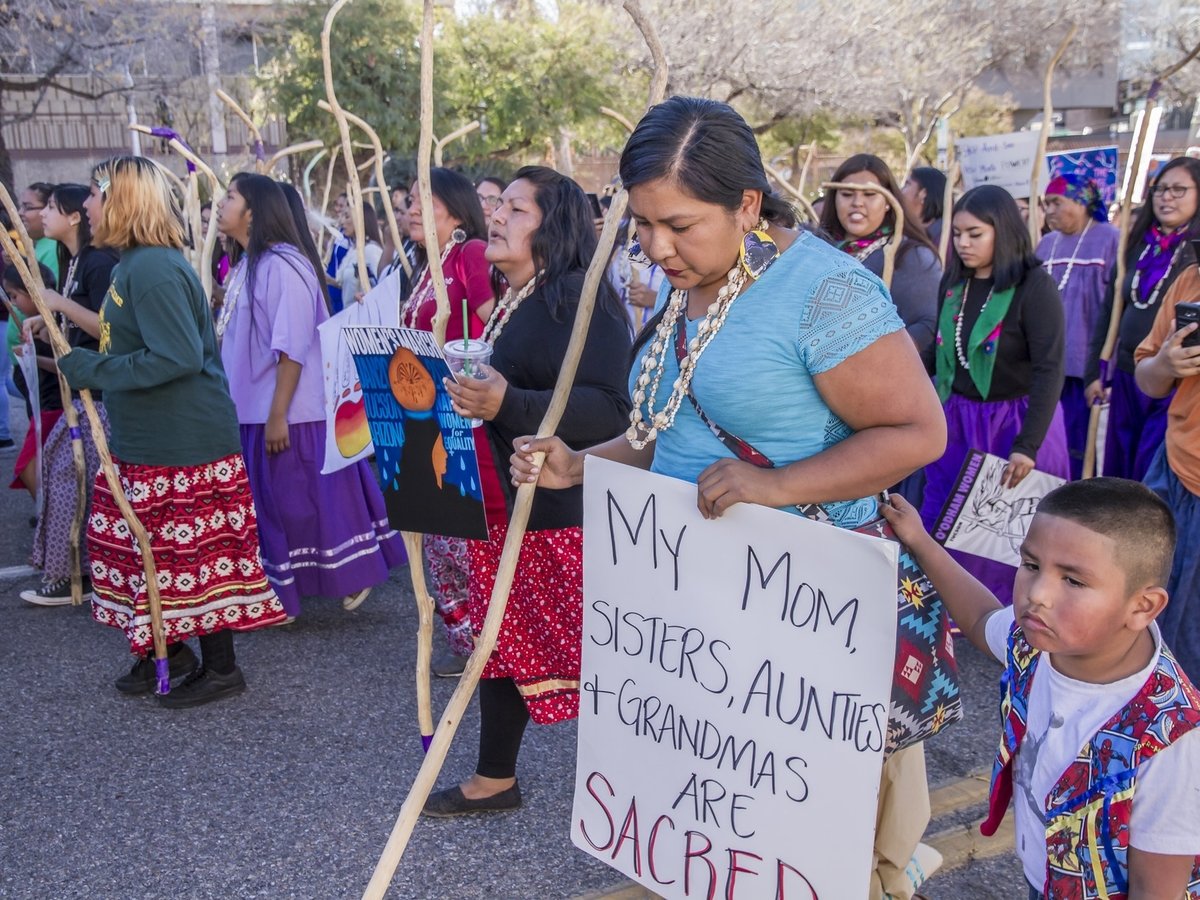 Канадцы снова извиняются: на этот раз за геноцид женщин коренных народов