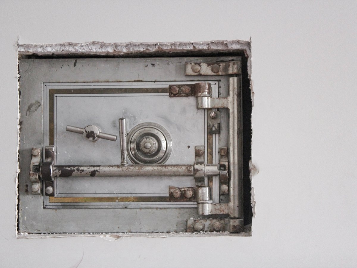 В Канаде турист случайно вскрыл сейф, который не могли открыть 40 лет (фото)