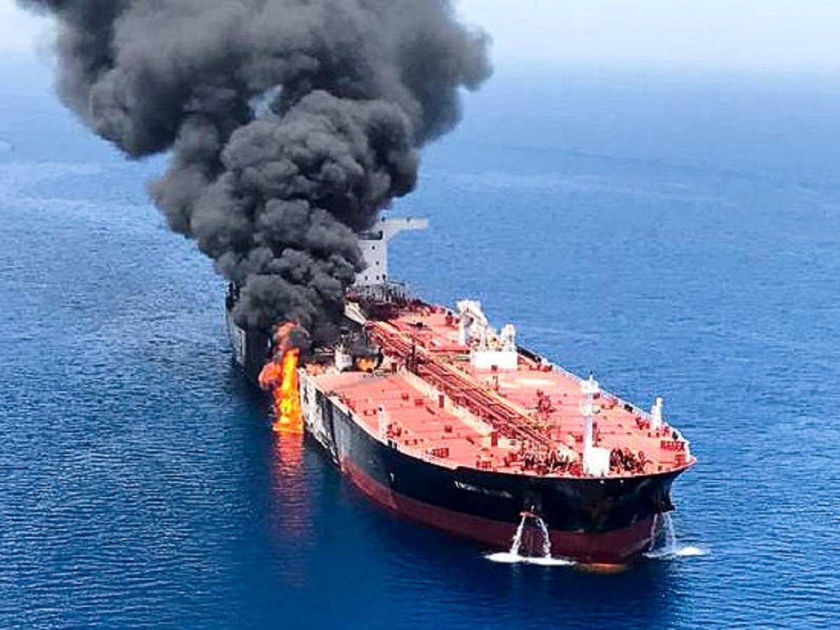 Взрывы танкеров в Оманском заливе: кто кого обвиняет?