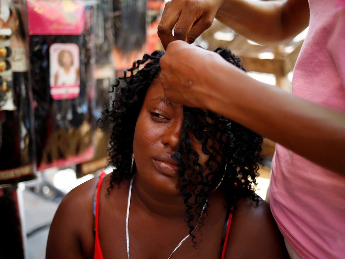 Власти Танзании ввели налог на парики. Женщины жалуются и опасаются разводов
