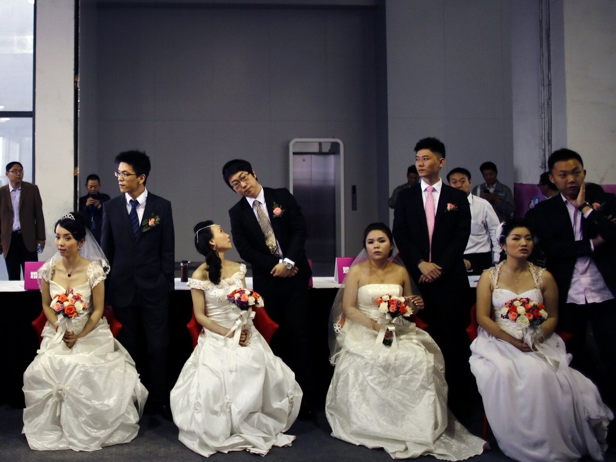 Китайцы не женятся и не заводят детей. А власти настаивают и дают больше "прав"