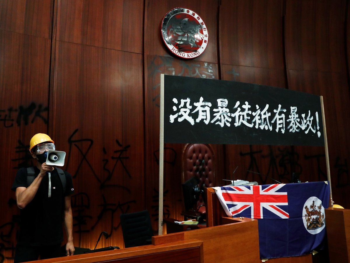 Демонстранты разгромили здание Законодательного совета Гонконга